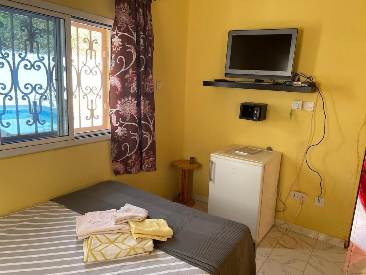 The Compound Bed & Breakfast Bijilo Bagian luar foto