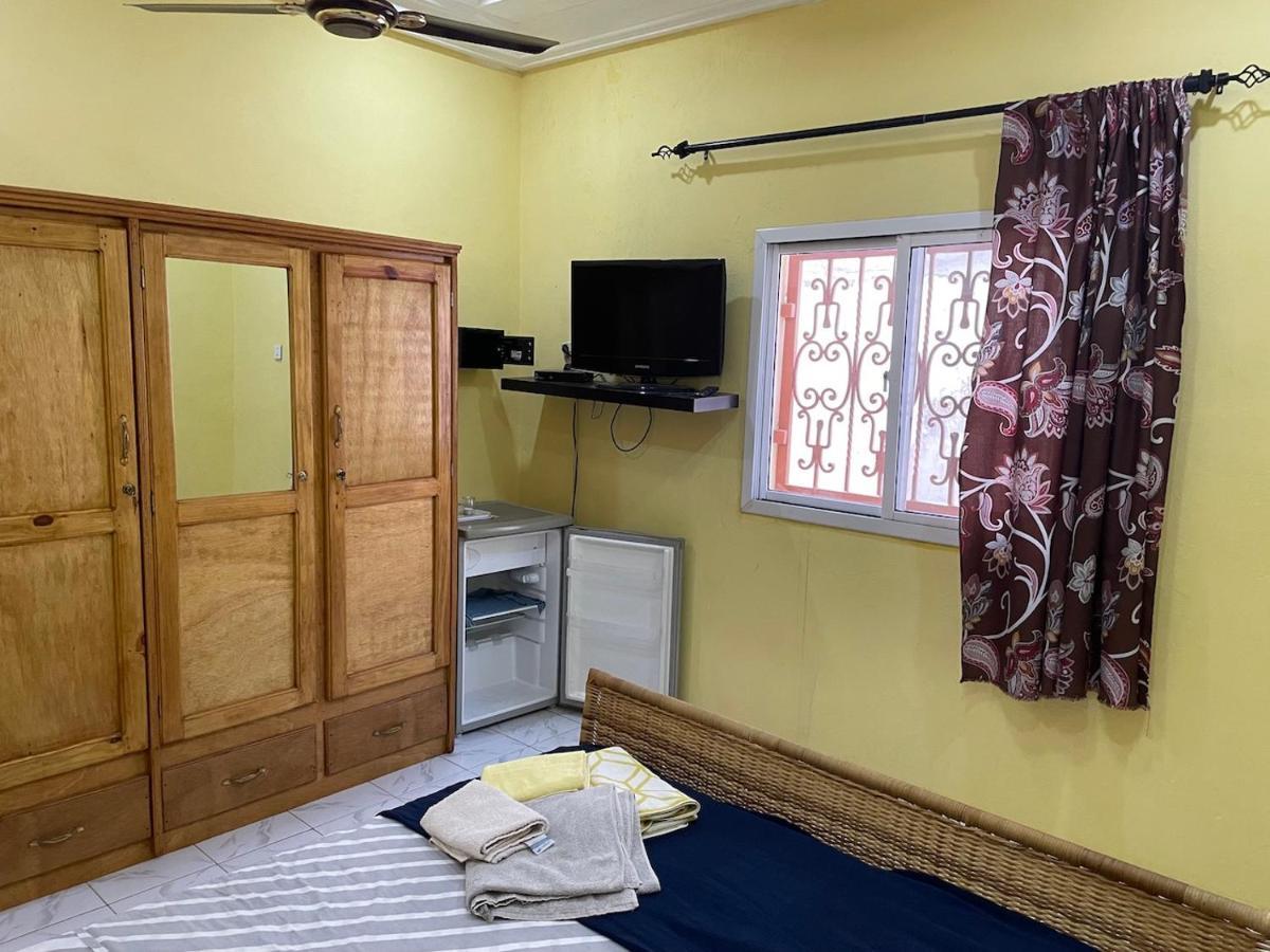 The Compound Bed & Breakfast Bijilo Bagian luar foto